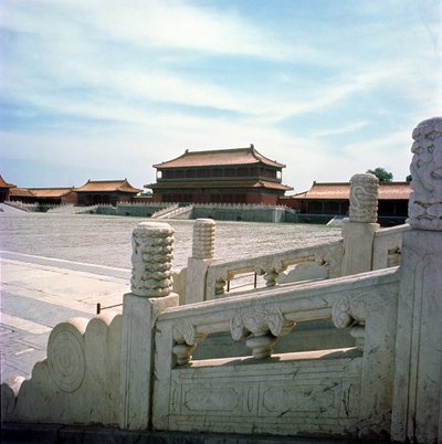 明王朝1420年の至高調和のホールから続く中央ランプの眺め 作： Chinese School