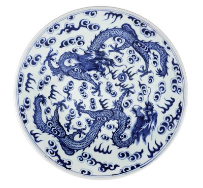 2つの四つ爪の竜と様式化された炎と雲が入った白と青のプレート、1662-1722（セラミック） 作： Chinese School