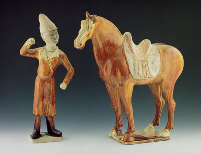コートと尖った帽子をかぶった新郎の姿、鞍馬、唐王朝618-906（陶器と陶器） 作： Chinese School Chinese School