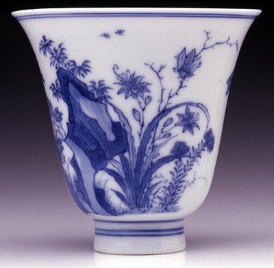 半卵殻ビーカーカップ、Kangxiマークと期間1662-1722（青い下絵の磁器）（142559と下面142558を参照） 作： Chinese School Chinese School
