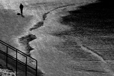 孤独な浜辺の人物 作： Chris Hamilton