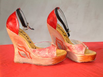 ベイス、モワ、ペイントされたデハビランド・ヒールシューズ、2006年（彫刻） 作： Christian Furr