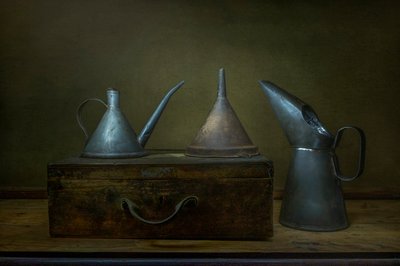 古びた金属製の注ぎ道具 作： Christian MARCEL