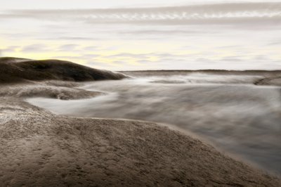 霧に包まれた海岸の静けさ 作： 