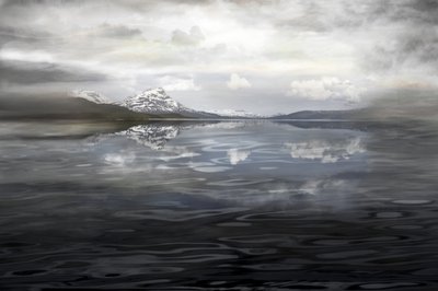 霧に包まれた山の映り込み 作： Christina Sillen