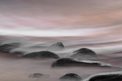 霧に包まれた海の岩 作： 