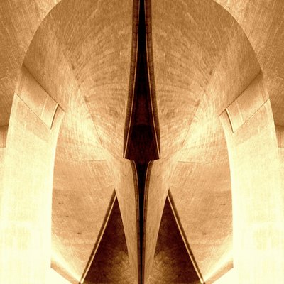 セピア色の建築的対称性 作： Christina Sillen