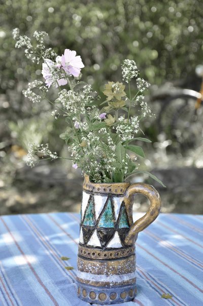 素朴な花瓶に飾られた野の花 作： Christina Sillen