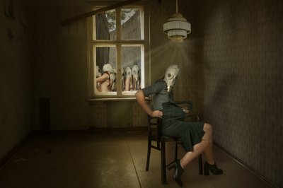 不気味なガスマスクの女 作： Christine von Diepenbroek