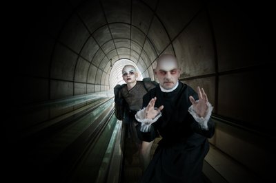 不気味なトンネルの人影 作： Christine von Diepenbroek