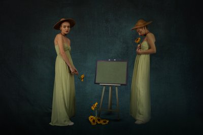 優雅な女性たちとひまわり 作： Christine von Diepenbroek