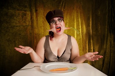 ニヤリと笑うニンジンの表情 作： Christine von Diepenbroek
