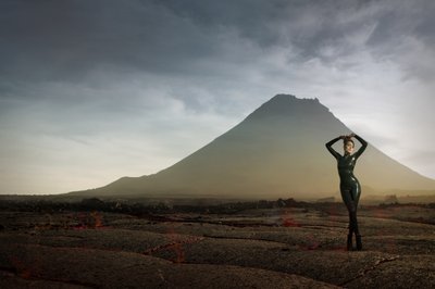 孤独な人影　異世界の風景 作： Christine von Diepenbroek
