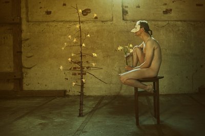 水仙を持った仮面の男 作： Christine von Diepenbroek