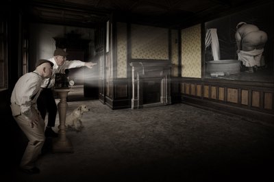 男性たちがプライベートバスを覗き見する 作： Christine von Diepenbroek