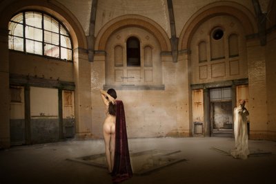 謎に包まれた古代の裸体のホール 作： Christine von Diepenbroek