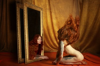 神秘的な女性の自画像 作： Christine von Diepenbroek
