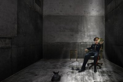 衝撃を受けた警官　コンクリートの部屋 作： Christine von Diepenbroek