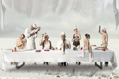 シュールなディナーの饗宴 作： Christine von Diepenbroek