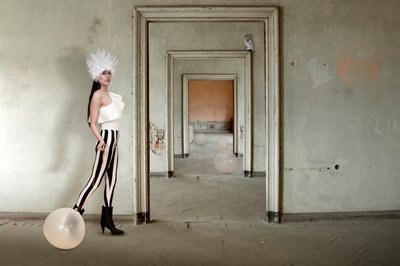 シュールなドアウェイ・ファッション 作： Christine von Diepenbroek