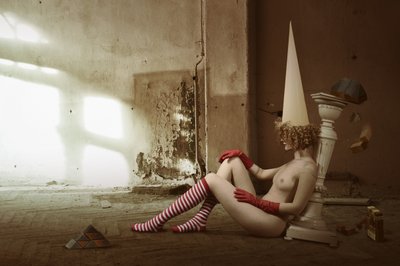 シュールなヌードコーンハット 作： Christine von Diepenbroek