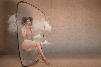 雲の泡の中の女性 作： Christine von Diepenbroek