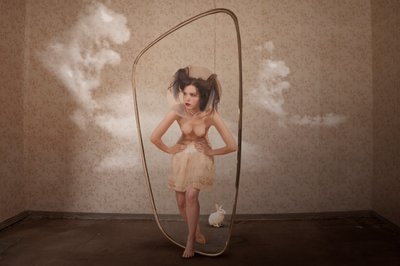 ウサギの女性ミラー 作： Christine von Diepenbroek