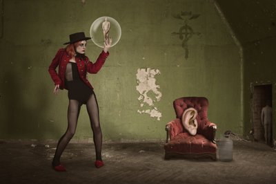女性のシュールなバブル 作： Christine von Diepenbroek