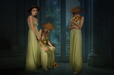 女性　ひまわり　雨の降る窓 作： Christine von Diepenbroek