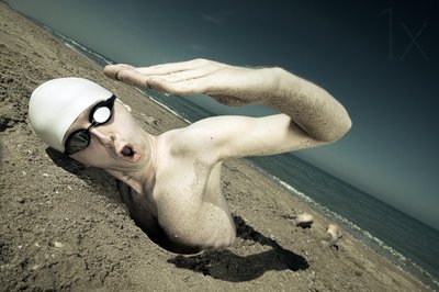 埋もれた浜辺の水泳客 作： Christophe Kiciak