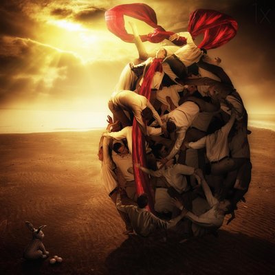 イースターの「人間卵」 作： Christophe Kiciak