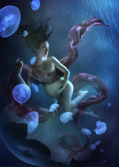 幻想的な水中の母性 作： Christophe Kiciak