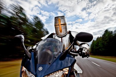 バイクに乗った騎士 作： Christophe Kiciak