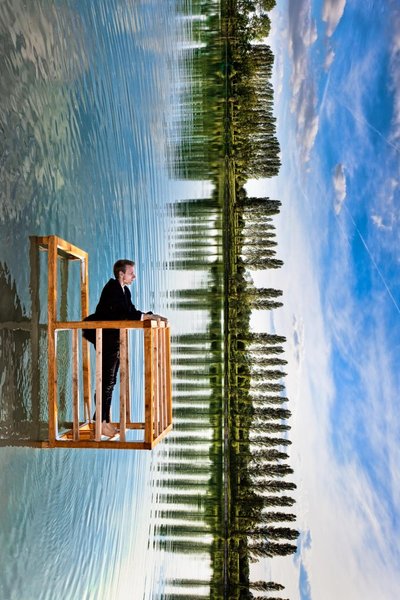 『男と鏡のような空』 作： Christophe Kiciak