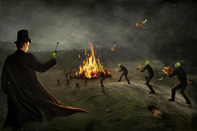 本を燃やす謎の男 作： Christophe Kiciak