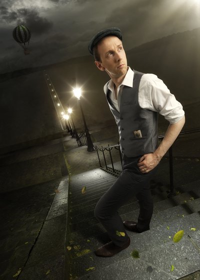 物思いにふける男　夜の旅 作： Christophe Kiciak