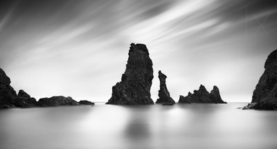 穏やかな海の岩柱 作： Christophe Kiciak