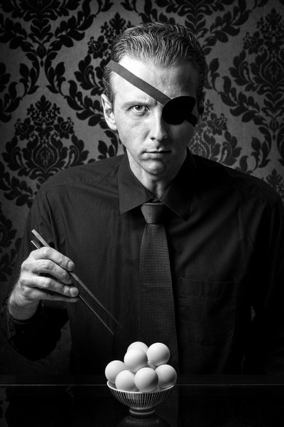 真剣な眼帯の男 作： Christophe Kiciak
