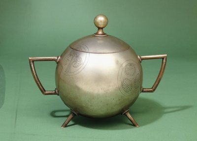 フーキンとヒースの両手ボウル、ヒンジ付きカバー 作： Christopher Dresser