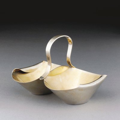白い金属製のバスケット 作： Christopher Dresser