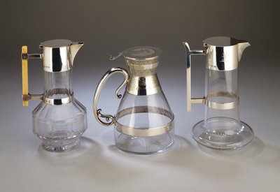 銀製のクラレット水差し、1882年。マウントに審美的なスタイルの装飾を施した電気メッキ取り付けクラレット水差し。シルバーマウントクラレット水差し、1880年、すべてHukin＆Heath製（カットガラス） 作： Christopher Dresser