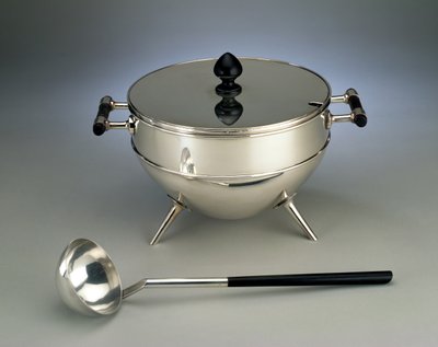 Hukin＆Heath、1880年に製造されたスープ用具と鍋（電気メッキとエボナイズドウッド） 作： Christopher Dresser