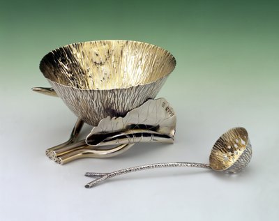 シュガーボートとふるい、HukinとHeath、1884年製造（シルバー） 作： Christopher Dresser