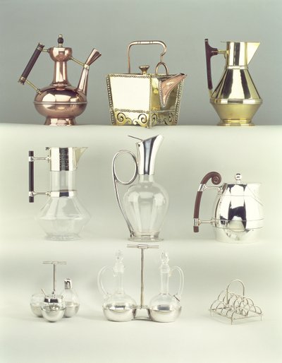上、LR：オリエンタルコーヒーポット、Benham＆Froud、c.1888（真鍮、銅、木）;日本のリベットで留められた正方形のティーポット、Benham＆Froud、c.1888（銅と真鍮）; Claret Jug、Richard Perry、Son＆Co.、c.1880 作： Christopher Dresser