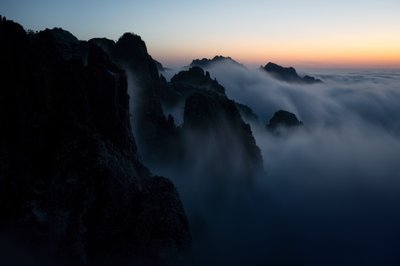 霧に包まれた山々 作： Chuanxu Ren