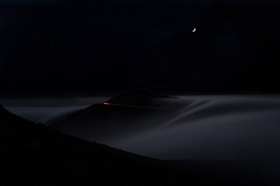 霧の夜、山道 作： Chuanxu Ren