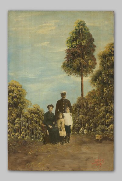 海軍の制服を着た見知らぬ男性、女性、茂みの中にいる 2 人の子供の肖像画 作： Clady