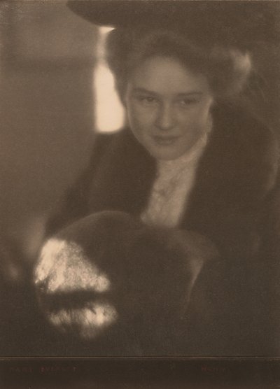 マフを持つ少女、1906年。 作： Clarence H White