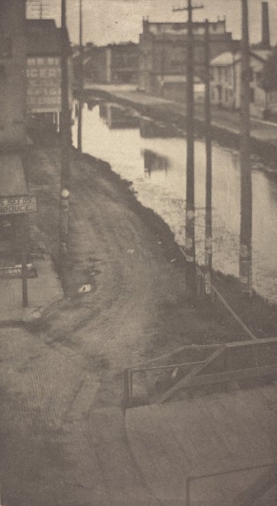 電信柱、1900 年頃。 作： Clarence H White