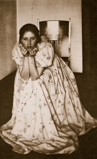 花の咲くドレスの少女、1910年頃（グラビア） 作： Clarence Henry White